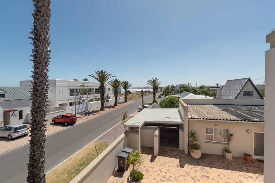 To Let 5 Bedroom Property for Rent in Melkbosstrand Central Western Cape